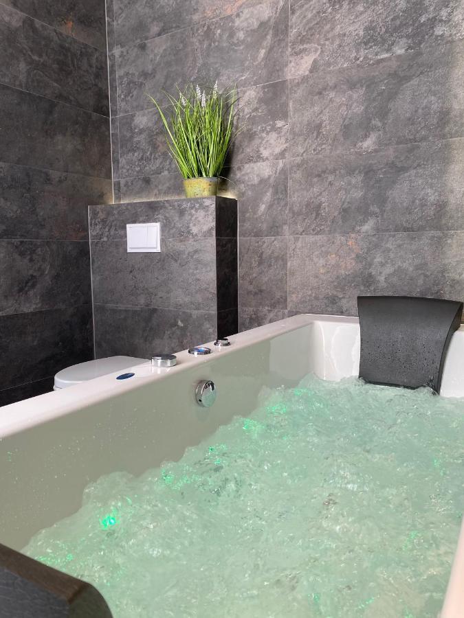 Apartament Bialy Z Jacuzzi Krasków Eksteriør bilde